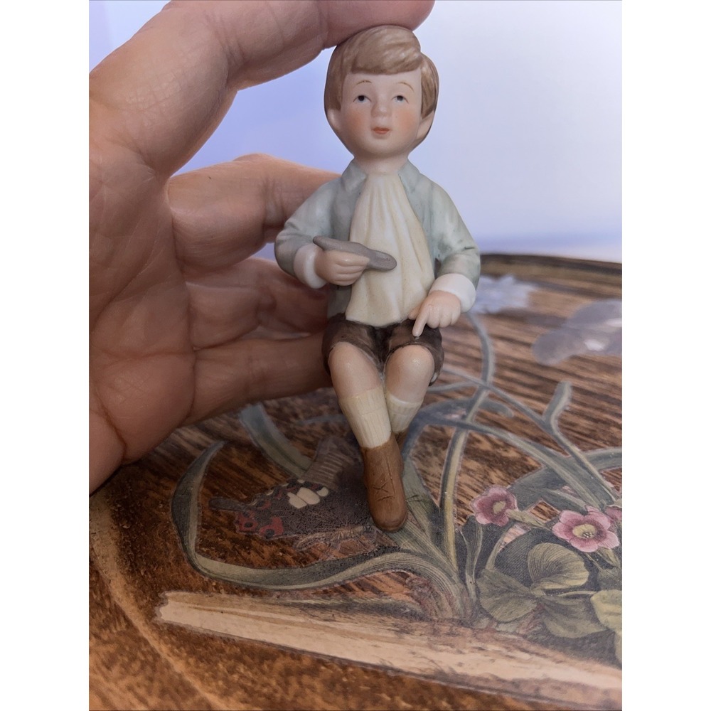 1983 Enesco Treasured Memories‎ A Family  Thanksgiving Day Boy Holding Spoon